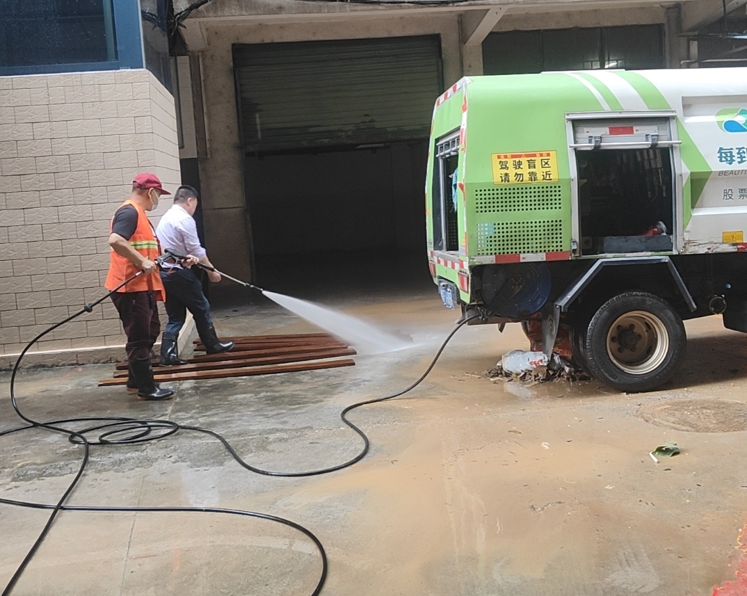 3.2黃飛同志挨家挨戶排查提醒移走車輛,，并積極參與群眾轉(zhuǎn)移、衛(wèi)生清理.jpg