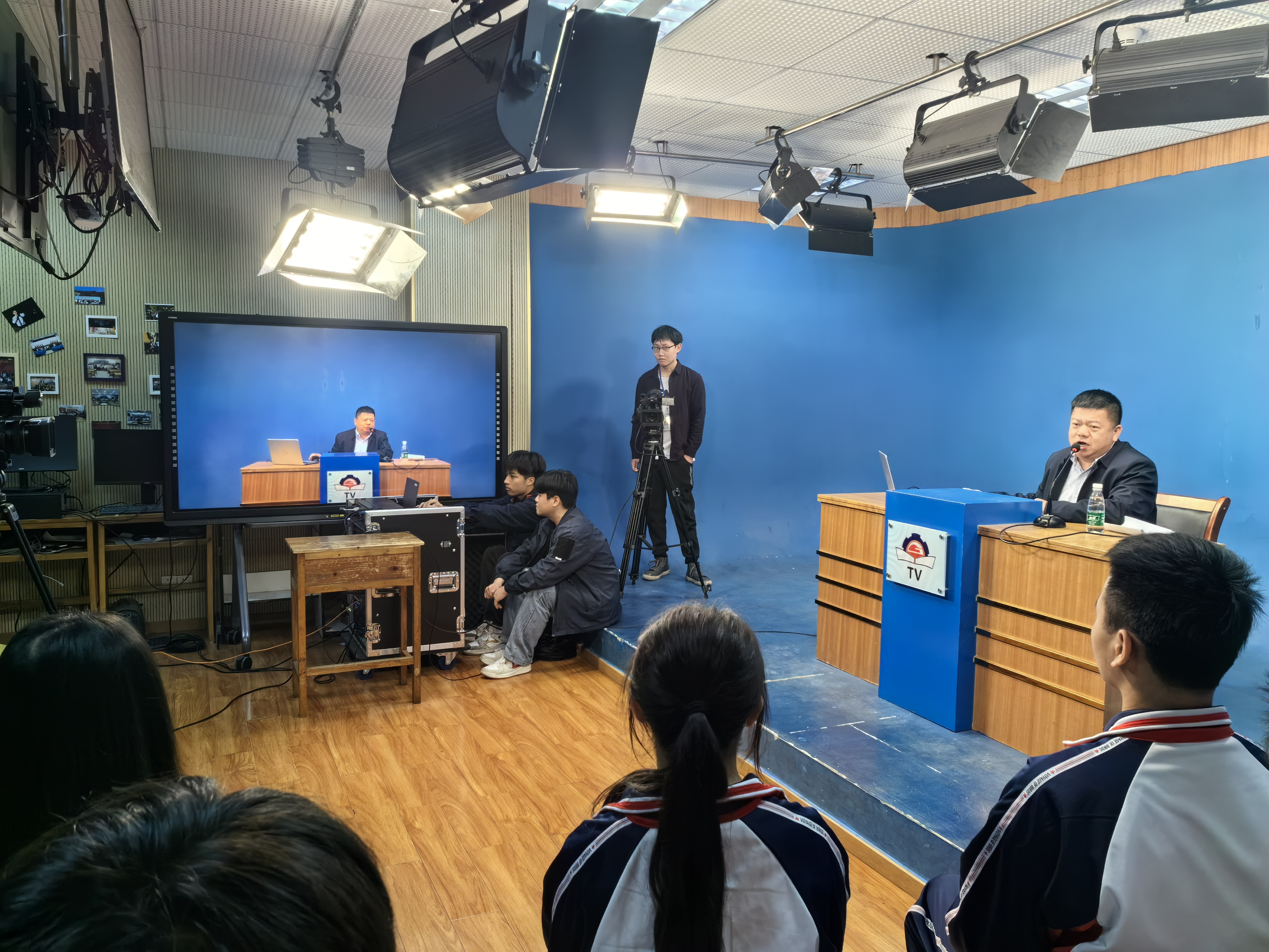 市就業(yè)服務管理局副局長曹明飛為同學們解讀留韶就業(yè)優(yōu)勢。.jpg