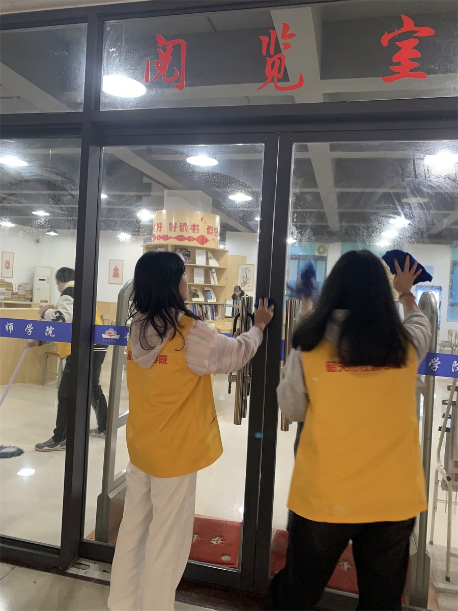 圖3 經(jīng)貿(mào)系同學(xué)在學(xué)院圖書館開(kāi)展志愿服務(wù)活動(dòng).jpg